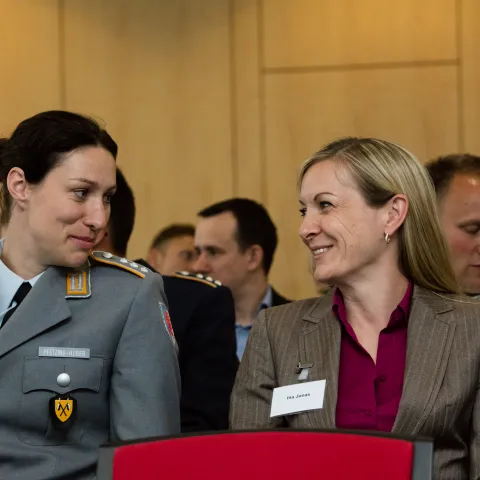 Weiblicher Führungskräftenachwuchs der Wirtschaft und der Bundeswehr