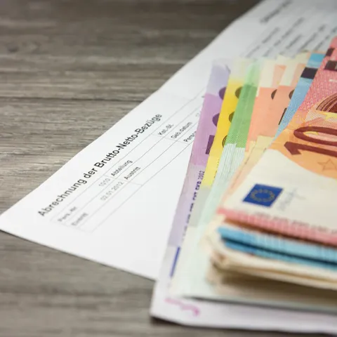 lohnabrechnung; gehaltsabrechnung; lohnkosten; lohn; abrechnung; gehalt; abgaben; sozialabgaben; versicherung; arbeitslosenversicherung; krankenversicherung; steuern; kirchensteuer; arbeit; arbeiten; verdienst; auszahlung; brutto; netto; betrag; geld; wirtschaft; mindestlohn; kredit; bank; arbeitslosigkeit; geldscheine; bargeld; euro; gehaltserhöhung; bruttolohn; nettolohn; verdienst